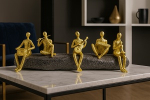 Statuetă aurie abstractă reprezentând o trupă muzicală