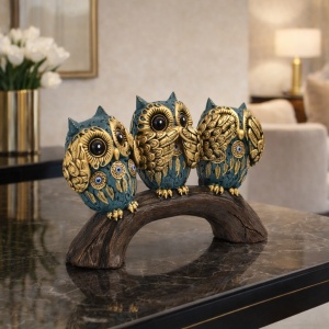 Statuete bufnițe decorative pe suport tip lemn, simbol al cunoașterii și protecției