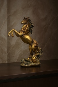 Figurină cal auriu cabrat, obiect decor clasic