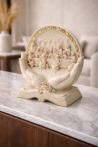 Statuetă religioasă Cina cea de Taină în palmele protectoare, cu Iisus Hristos și cei 12 apostoli, decor creștin simbolic