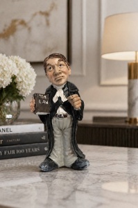 Statueta decorativa judecator cu ciocanel si carte, figurina haioasa pentru birou