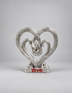 Statuetă Decorativă Două Mâini Împreunate în Inimă cu Mesaj Love - "Kervio"