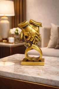 Statueta cu maini de cuplu, verighete si trandafir, decor romantic elegant