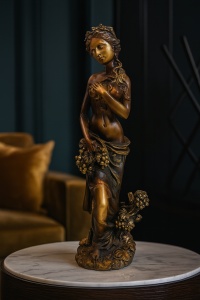 Statuetă decorativă femeie cu struguri din bronz patinat – simbol al abundenței