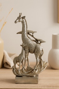Statuetă argintie cu girafă și pui, realizată cu detalii fine, simbol al protecției și armoniei.