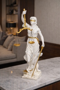 Statueta decorativa zeita Justitia cu balanta figurina simbol dreptate