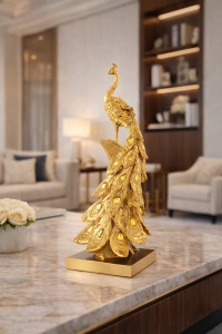 Statuetă decorativă cu păun, simbol al frumuseții, eleganței și prosperității