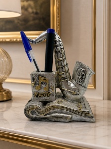 Suport decorativ pentru pixuri cu saxofon si carte, accesoriu elegant pentru birou