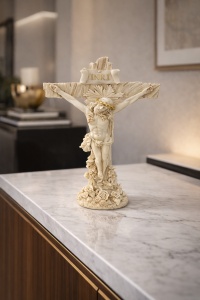 Statueta religioasa cu Iisus rastignit pe cruce, decor crestin din rasina culoare ivoire