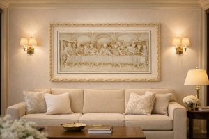 tablou relief bej reprezentând Cina cea de Taină, cu ramă decorativă sculptată în nuanțe deschise
