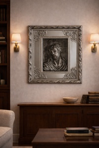 tablou religios cu Iisus purtând coroana de spini, relief argintiu, încadrat într-o ramă decorativă cu margini oglindă și detalii florale sculptate