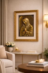 Tablou religios cu Sfânta Maria în relief auriu, ramă aurie ornamentală, decor elegant pentru perete