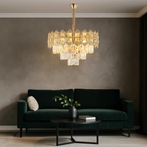 Candelabru elegant auriu cu cristale tip picătură, design în trepte pentru iluminat de lux
