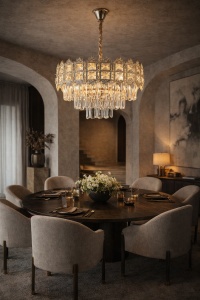 Candelabru elegant auriu cu cristale tip picătură, design în trepte pentru iluminat de lux