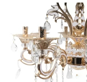 Candelabru clasic auriu cu brațe ornamentale și cristale decorative, ideal pentru interioare elegante și rafinate