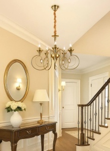 Candelabru clasic auriu cu brațe curbate și elemente decorative, ideal pentru living elegant