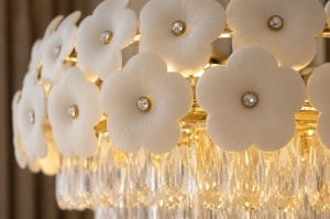 Candelabru Elegant cu Flori Decorative - "Tessaro" - Img 3