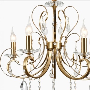Candelabru clasic cu 5 brațe aurii și cristale elegante, ideal pentru un iluminat rafinat în living sau dining