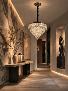Candelabru modern cu cristale în formă de piramidă inversată, suspendat într-un living elegant