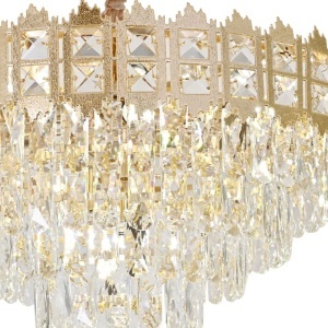 Candelabru elegant auriu cu cristale tip picătură, design în trepte pentru iluminat de lux