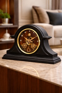 Ceas de masă negru cu mecanism decorativ și design vintage elegant