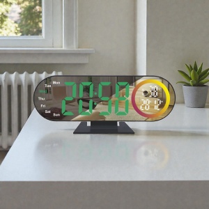 Ceas digital cu afișaj LED și ecran cu efect de oglindă, temperatură și umiditate, design modern pentru birou sau interior.