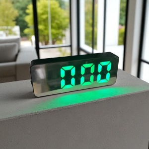 Ceas digital cu afișaj LED verde și cadran tip oglindă, ideal pentru dormitor sau birou modern