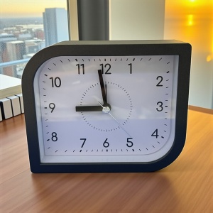Ceas de masă analogic cu design modern și ramă gri, ideal pentru birou sau apartamente elegante