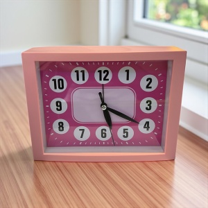 Ceas analogic de noptieră cu design retro, carcasă roz și mecanism quartz, perfect pentru dormitoare