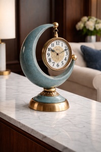 Ceas de masă decorativ în formă de lună, cu suport verde turcoaz și bază aurie