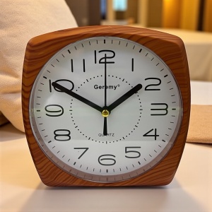 Ceas de masă analogic dreptunghiular cu ramă din lemn deschis și cadran alb, ideal pentru birou sau sufragerie