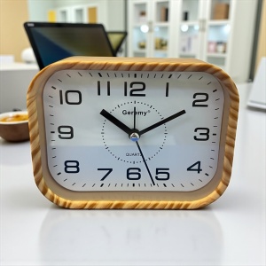 Ceas de masă analogic cu ramă maro de lemn și cadran alb, ideal pentru dormitor sau birou