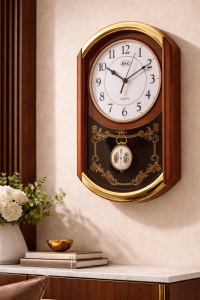 Ceas de perete vintage cu pendul decorativ, design clasic cu cadran mare și detalii aurii elegante, ideal pentru decor interior