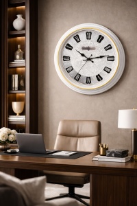 Ceas de perete alb cu cifre romane negre si design clasic elegant