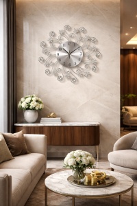 Ceas de perete decorativ cu design floral radial, cifre arabe negre și elemente ornamentale strălucitoare dispuse simetric