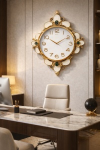 Ceas de perete modern alb cu detalii aurii si model decorativ elegant