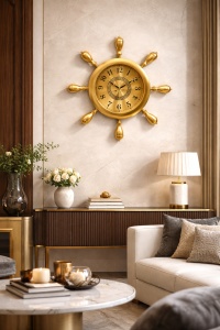 Ceas de perete auriu in forma de timona, design nautic elegant