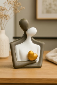 Statuetă artistică modernă, două siluete stilizate ținând o inimă aurie