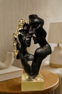 Figurină abstractă romantică, doi îndrăgostiți sărutându-se, statueta decorată cu detalii aurii
