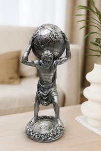 statuetă decorativă argintie cu Atlas purtând globul pământesc pe umeri
