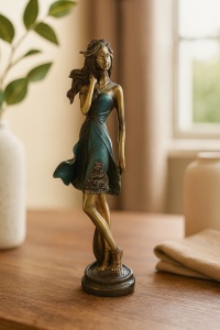 Figurină decorativă femeie elegantă în rochie albastră, statuetă artistică cu detalii aurii
