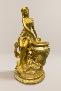 figurina aurie cu femeie lângă un vas ornamental, obiect decorativ elegant