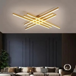 Lustră LED modernă cu bare luminoase suprapuse, design minimalist ideal pentru livinguri contemporane