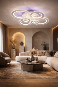 Lustră LED modernă cu cercuri cristaline și lumină ambientală mov, ideală pentru living sau dormitor