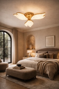 Lustră LED decorativă cu design elegant în formă de aripi, finisaj auriu și suprafețe luminoase texturate