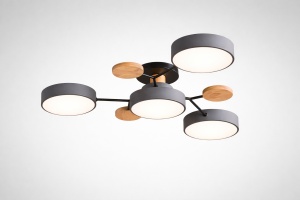 Lustră LED modernă cu 4 discuri luminoase montată pe tavanul unui dormitor minimalist