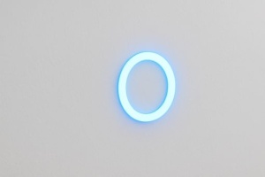 oglinda LED dreptunghiulara cu 3 tipuri de lumina rece calda neutra, agatabila si cu suport