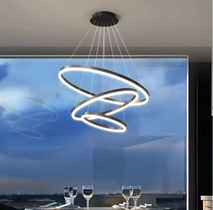 Lustră LED suspendată modernă, cu trei inele luminoase concentrice în design geometric