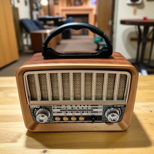 Radio decorativ vintage cu design autentic retro, perfect pentru pasionații de obiecte clasice