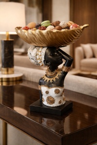 Statuetă africană decorativă cu suport în formă de frunză, simbol al eleganței, culturii africane și armoniei naturale